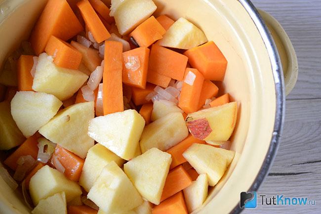 Кубики мякоти тыквы и яблок в сотейнике