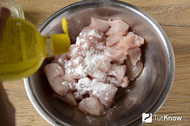Нарезанное куриное мясо с крахмалом и лимонный сок