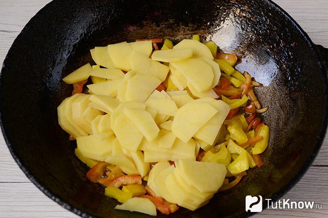Картофель, очищенный и нарезанный тонкими полукольцами