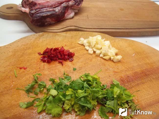 Зелень, чеснок и острый перец измельчены