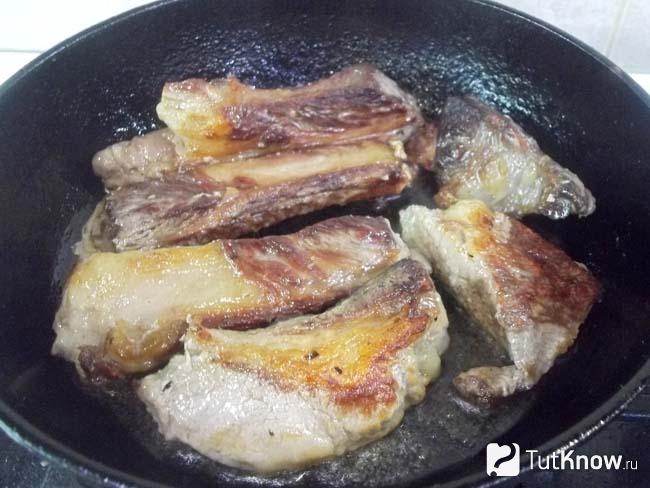 Мясо жарится в сковороде до золотистой корочки