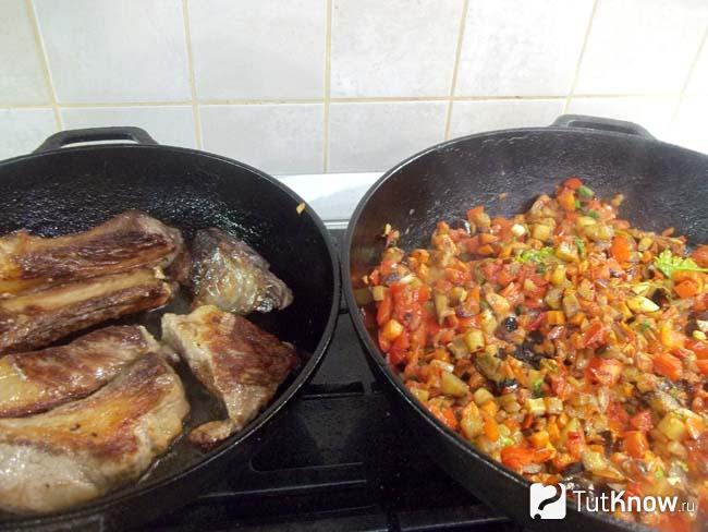 Мясо и овощи жарятся