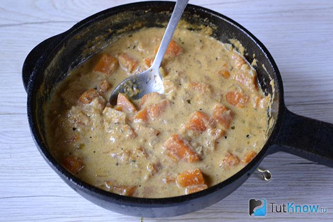Готовый карри на сковороде