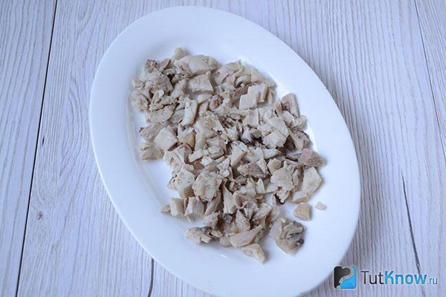 Вареное мясо курицы на блюде
