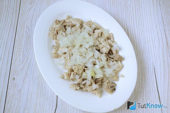 Лук с мясом на блюде