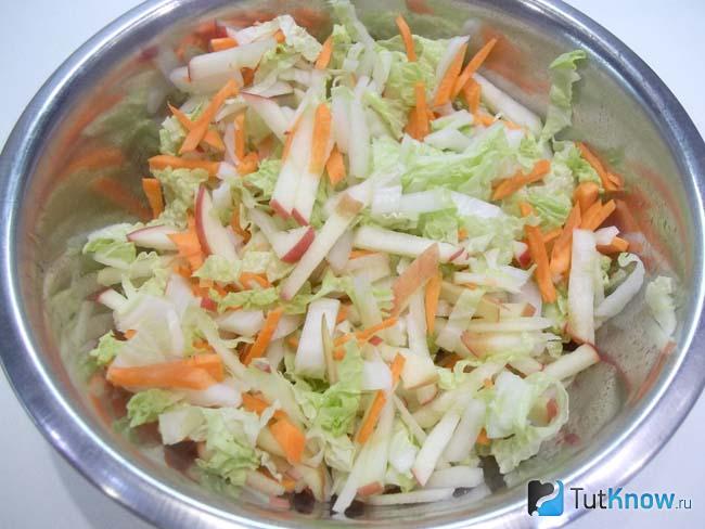 Готовый салат из пекинской капусты, моркови и яблок
