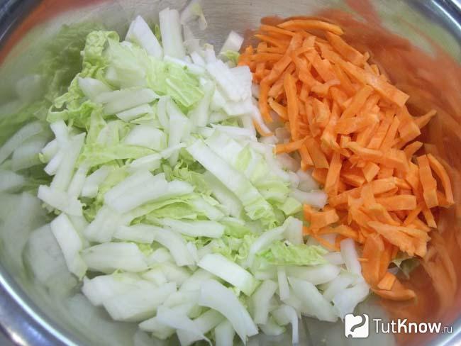 Морковь нарезана соломкой