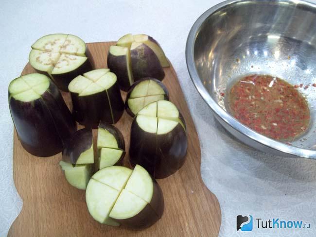 Баклажаны нарезаны кусочками
