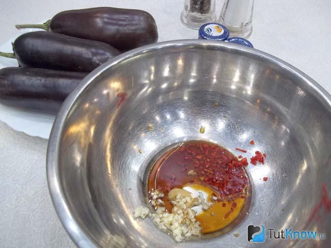 Добавлен измельченный чеснок и острый перец