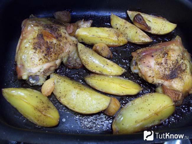 Готовые запеченные куриные бедрышки с картофелем