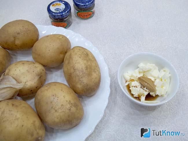 К маслу налит соевый соус