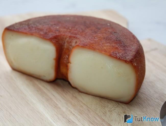 Сыр Мюроль на разделочной доске
