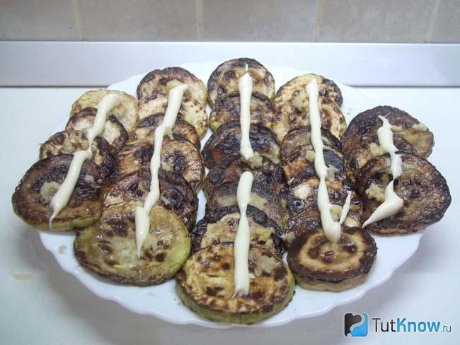 Кабачки политы майонезом