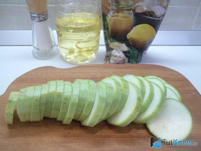 Кабачки нарезаны кольцами