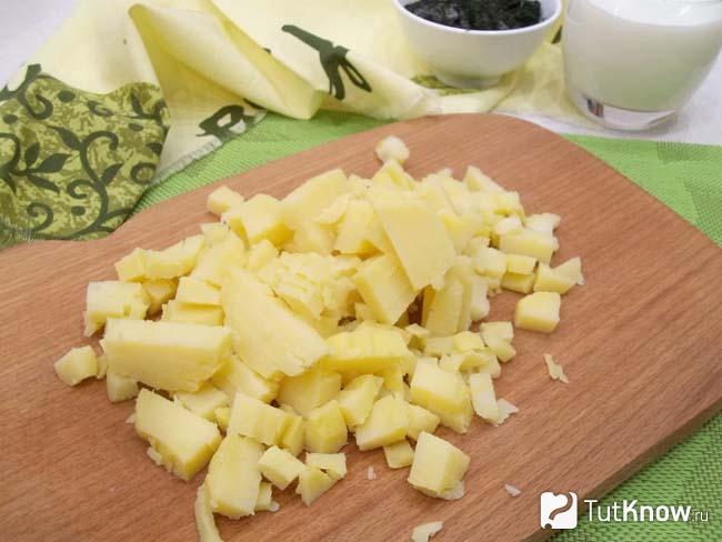 Картофель отварен, очищен и нарезан кубиками