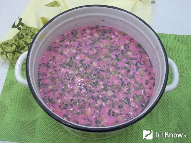 В кастрюлю налит копченый бульон