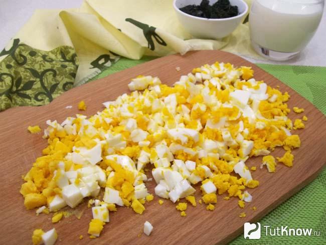Яйца отварены, очищены и нарезаны кубиками