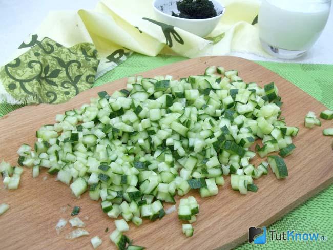 Огурцы нарезаны кубиками