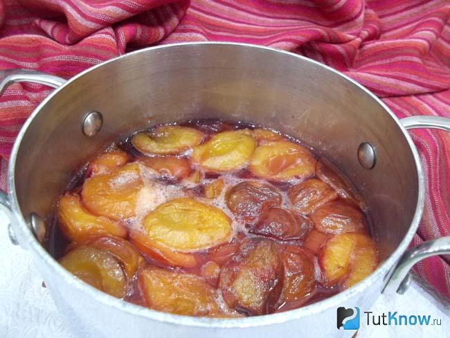 Сливы залиты водой и отварены