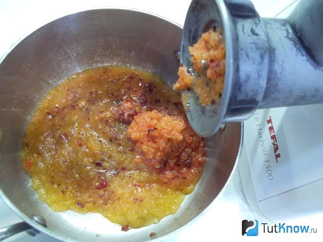 Сливы и перцы  перекручены через мясорубку