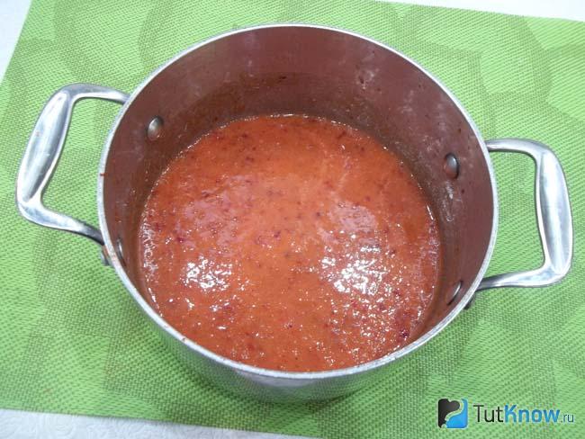 Ткемали из сливы к мясу варится на плите