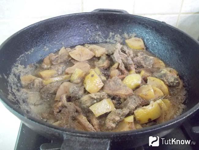 Готовое филе утки в сливовом соусе с яблоками