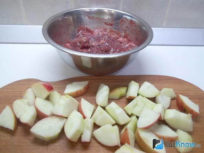 Яблоки нарезаны кусочками