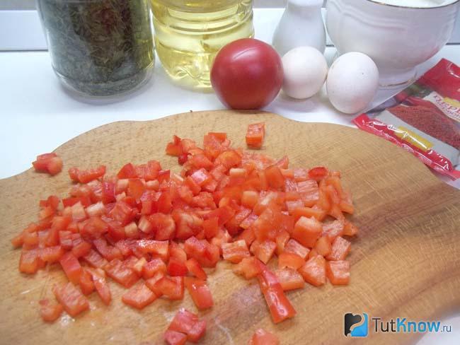 Сладкий перец очищен от семян и нарезан кусочками