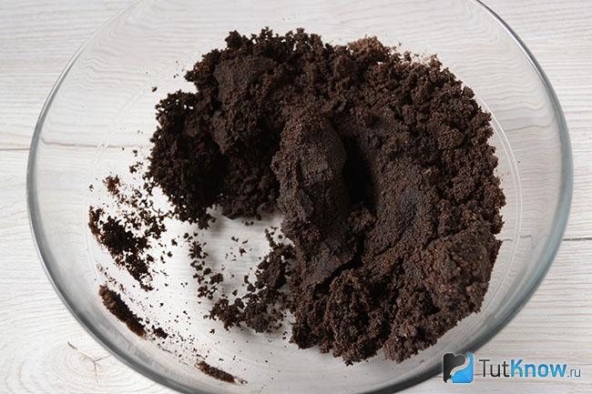 Измельченное шоколадное печенье для торта