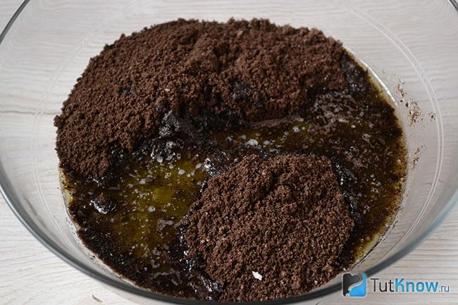 Измельченное шоколадное печенье со сливочным маслом