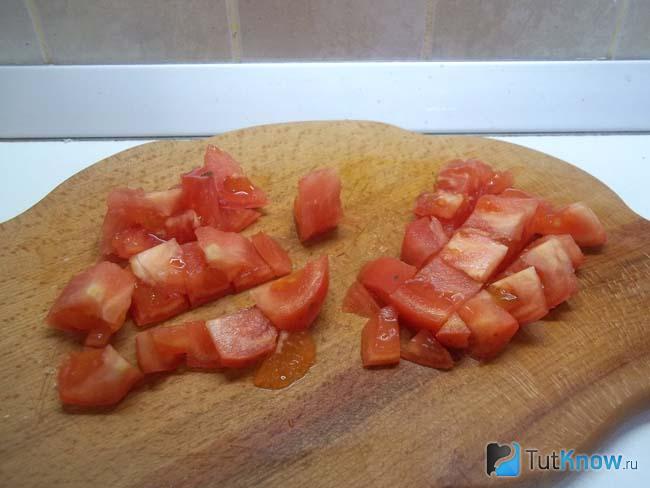 Помидоры нарезаны кубиками
