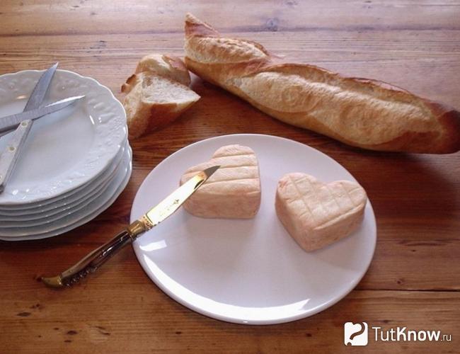 Головки сыра Ролло на тарелке