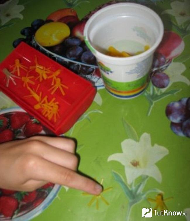 Заготовки из жёлтых соломинок