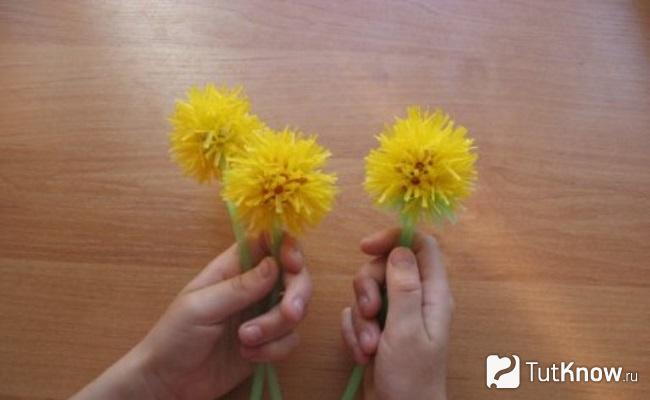 Одуванчики из бросового материала