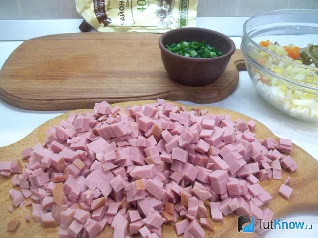 Докторская колбаса нарезана кубиками