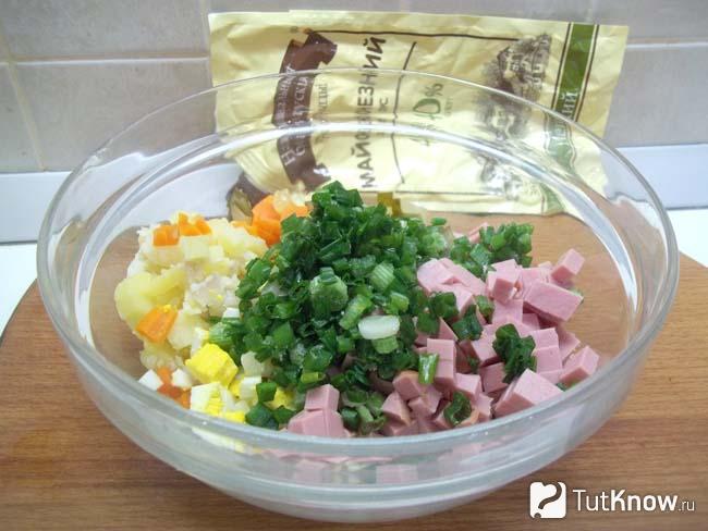Все продукты сложены в тарелку и добавлен зеленый лук