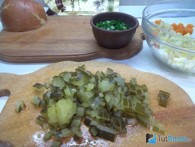 Соленые огурцы нарезаны кубиками