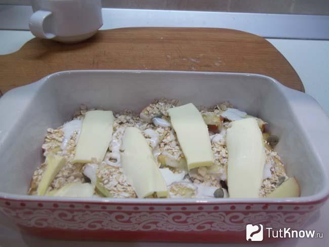 На хлопья выложено масло