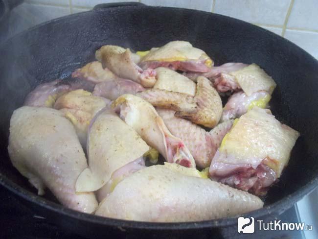 курица гедлибже рецепт в сметане. 1542744982 5. курица гедлибже рецепт в сметане фото. курица гедлибже рецепт в сметане-1542744982 5. картинка курица гедлибже рецепт в сметане. картинка 1542744982 5. Филе куриных бедрышек (с кожей или без) вымыть, обсушить на бумажном полотенце. Мясо посыпать солью и молотым черным перцем, втереть пальцами специи со всех сторон.