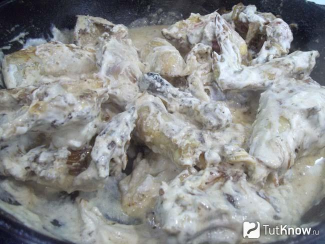 курица гедлибже рецепт в сметане. 1542745042 11. курица гедлибже рецепт в сметане фото. курица гедлибже рецепт в сметане-1542745042 11. картинка курица гедлибже рецепт в сметане. картинка 1542745042 11. Филе куриных бедрышек (с кожей или без) вымыть, обсушить на бумажном полотенце. Мясо посыпать солью и молотым черным перцем, втереть пальцами специи со всех сторон.