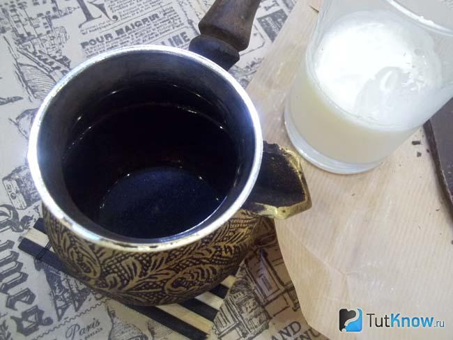 В турку налита вода и заварено кофе
