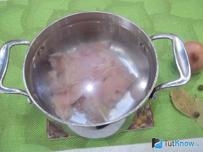 Грудки залиты водой