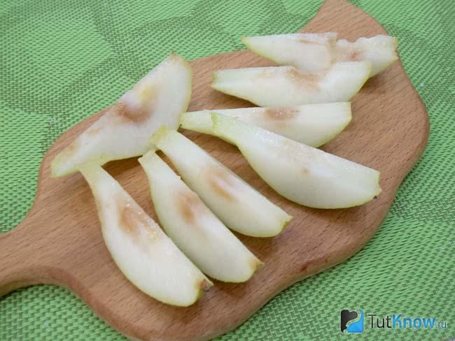 Груши нарезаны дольками
