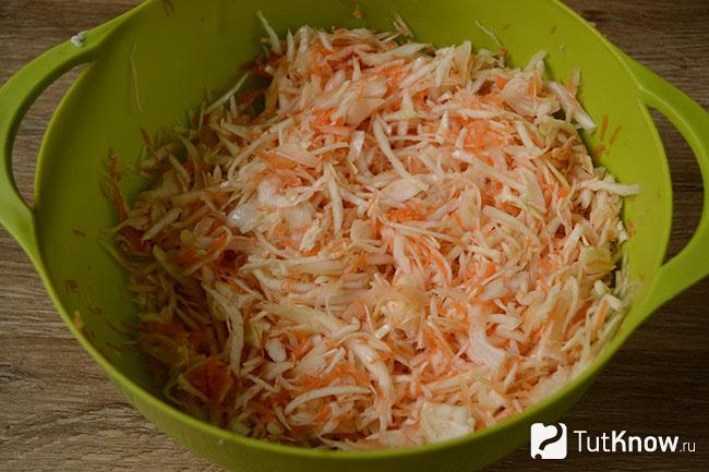 Перемешанная тертая капуста и морковка