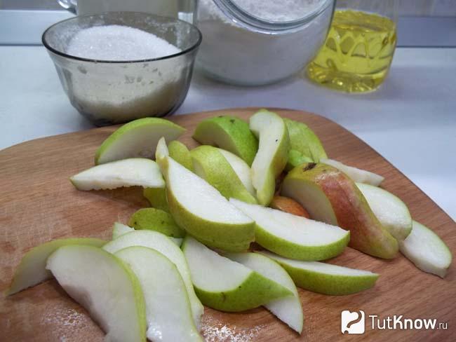 Груши нарезаны дольками