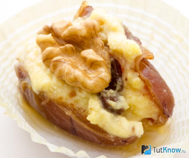 Финики, фаршированные сыром Фужерю