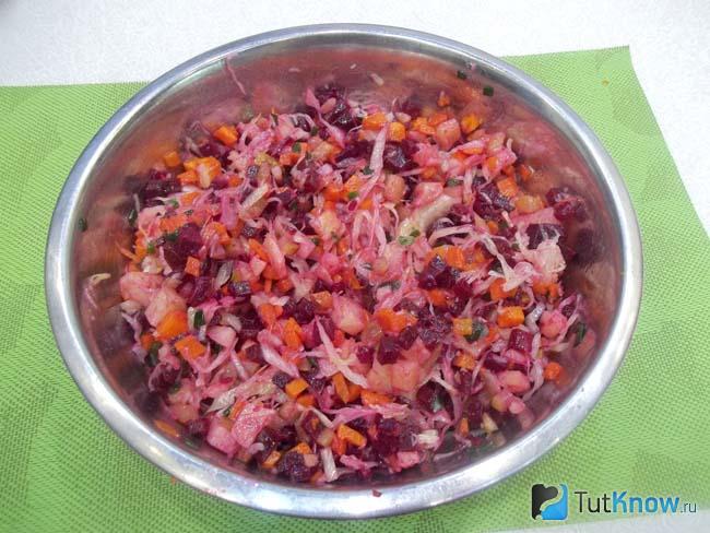 Домашний вкусный винегрет заправлен маслом и перемешан