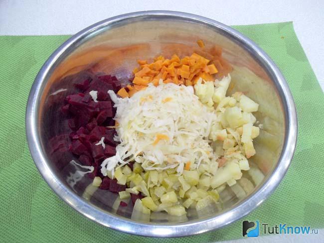 Все продукты соединены и добавлена квашеная капуста