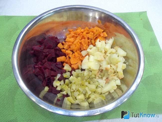 Огурцы нарезаны кубиками