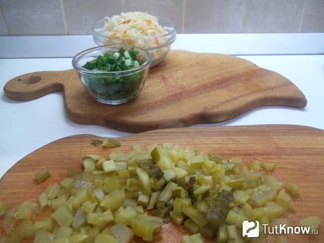 Соленые огурцы нарезаны кубиками